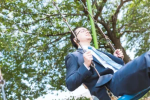 ブランコに乗る社員