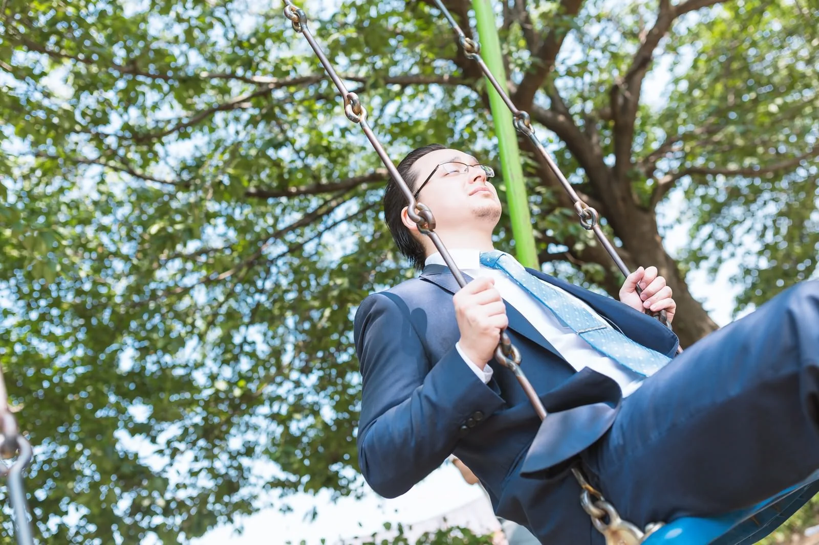 ブランコに乗る社員