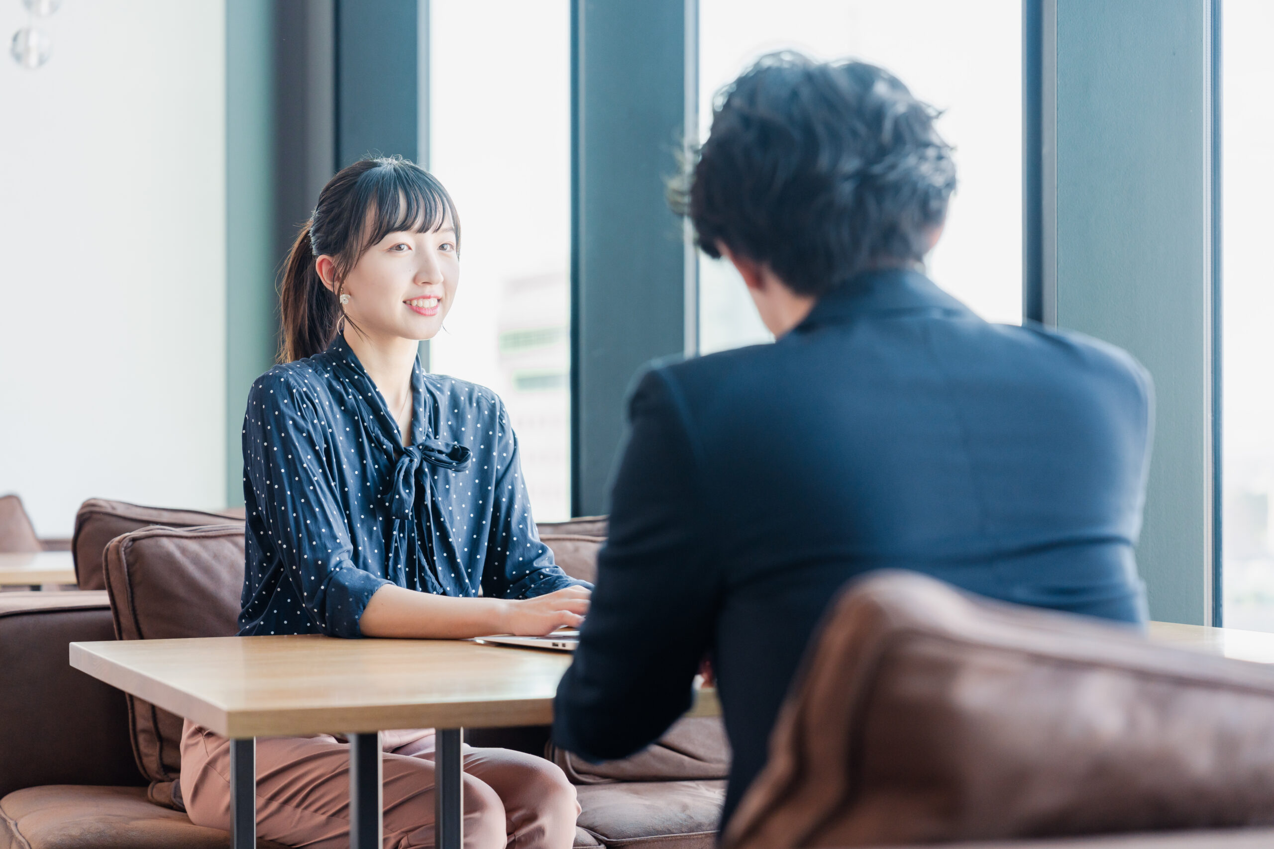 上司と1on1ミーティングをする女性社員