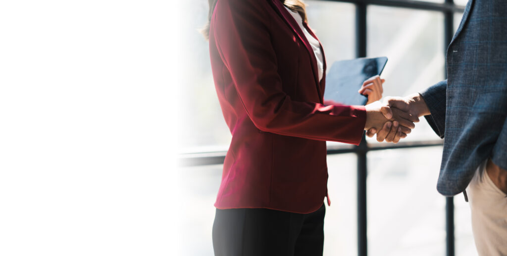 握手する2人の人物