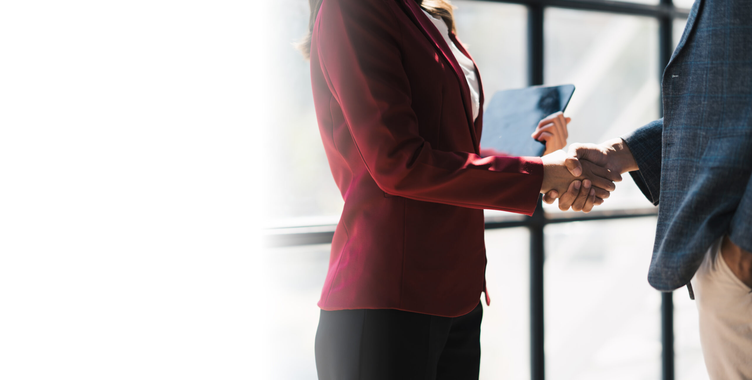 握手する2人の人物